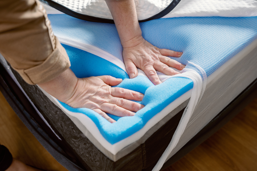 Emma Hybrid: handen op de visco-elastische schuimlaag